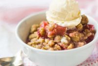Sweet & Tart Rhubarb Crumble