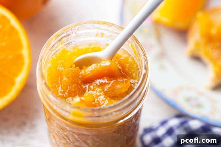 How to make orange marmalade with video and step by step pictures, guiding through the entire process.